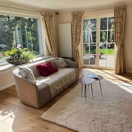 In Idyllic Surroundings With Pool And Tennis Villa Lasne