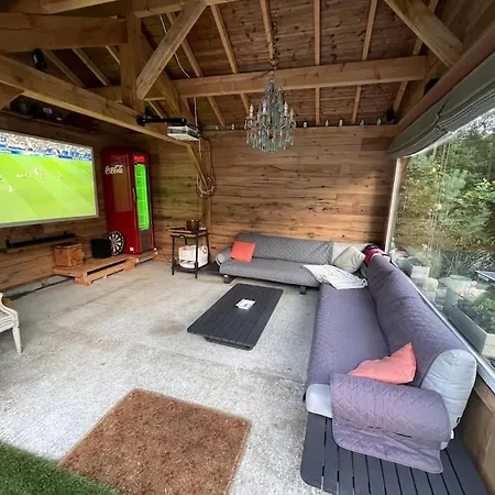 In Idyllic Surroundings With Pool And Tennis Villa Lasne